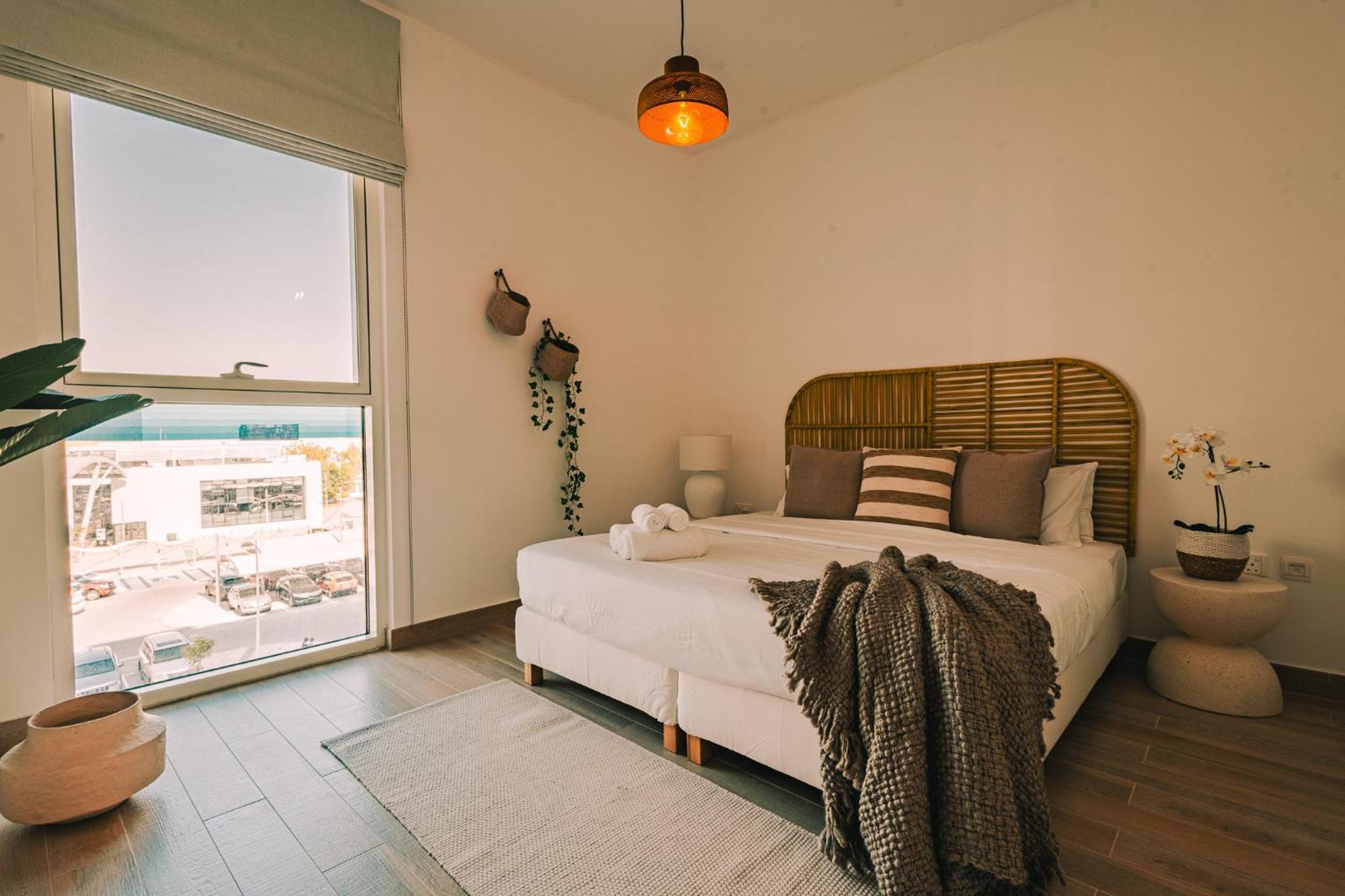 Voyage's Stylish 1br At Waters Edge Apartment